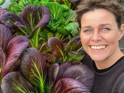 Yen Frydensberg Egebak med et stort kålhoved.