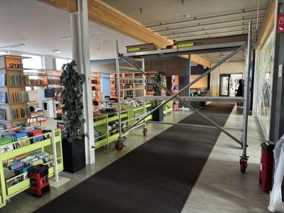 Stillads spærrer en gang i børnebiblioteket.