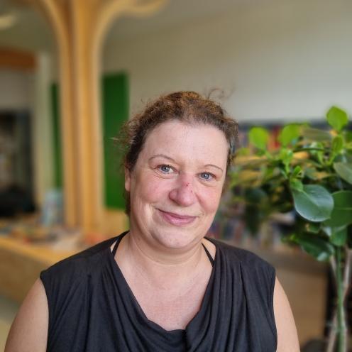 Billede af Pia Larsen på biblioteket i Helsinge.