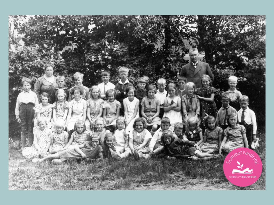Gammelt foto: Måum Skole, skovtur med skolens klasser ca. 1930.